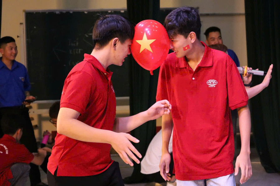 Các tân sinh viên tham gia trò chơi gắn kết. h8.jpg