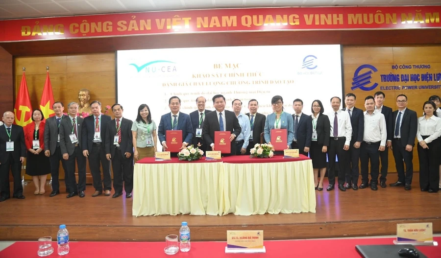Các đại biểu chụp ảnh lưu niệm tại chương trình Bế mạc khảo sát chính thức đánh giá chất lượng 7 chương trình đào tạo.