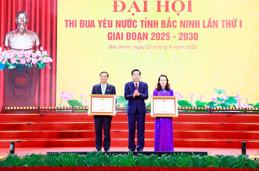 Thừa ủy quyền, Bí thư Tỉnh ủy Bắc Ninh Nguyễn Văn Gấu trao Bằng khen của Thủ tướng cho các cá nhân: Nguyễn Thị Hương, Phó Bí thư Thường trực Tỉnh ủy Bắc Ninh; Nguyễn Việt Oanh, Chủ tịch HĐND tỉnh Bắc Ninh. a3.jpg