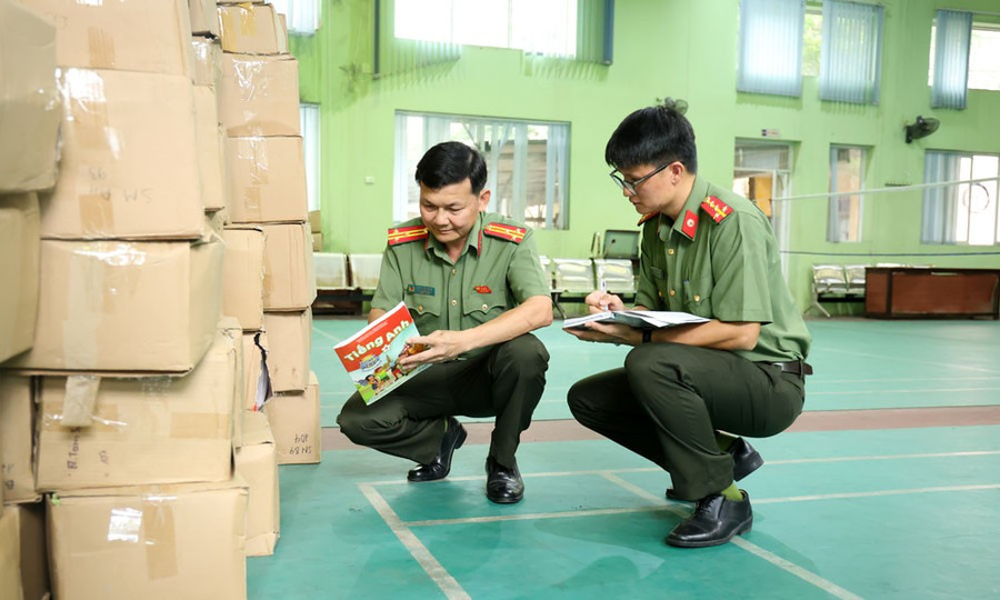 Lực lượng chức năng kiểm tra số sách giả. suny1874.jpg