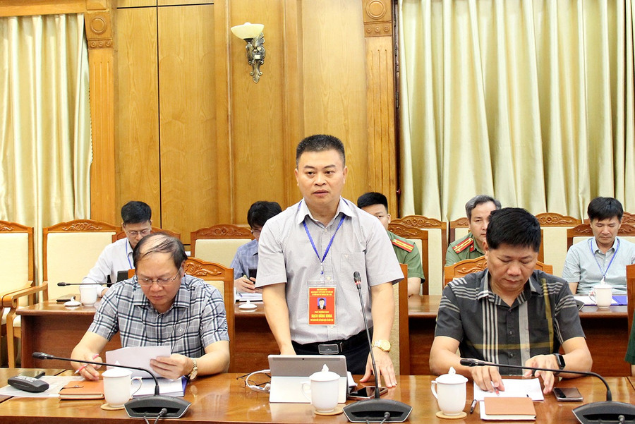 Phó Giám đốc Sở GD&ĐT Bạch Đăng Khoa báo cáo công tác chuẩn bị Kỳ thi tốt nghiệp THPT năm 2025. 1749439709189-4.jpg