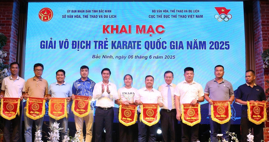 Phó Chủ tịch UBND tỉnh Bắc Ninh Lê Xuân Lợi (thứ 5 từ trái qua) và lãnh đạo Cục Thể dục Thể thao trao Cờ lưu niệm cho các đơn vị tham dự giải. zv5a8823.jpg
