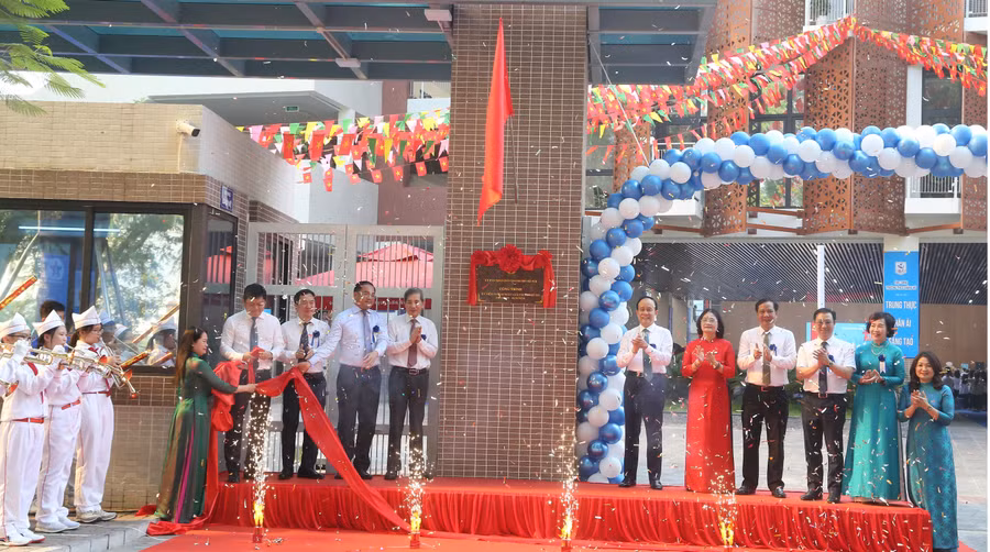 Các đại biểu thực hiện nghi thức gắn biển công trình.