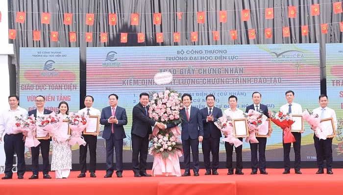 Đại diện Bộ Giáo dục và lãnh đạo Nhà trường trao Giấy chứng nhận kiểm định chất lượng cho 7 chương trình đào tạo.