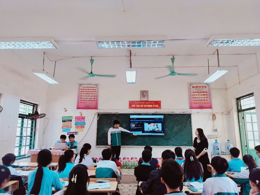 Học sinh sử dụng công nghệ AI để tạo video trong phần vận dụng tiết viết bài văn phân tích tác phẩm văn học.