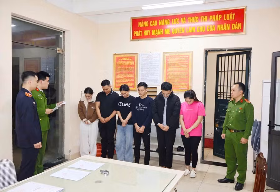 Cơ quan chức năng khởi tố vụ án, khởi tố bị can về hành vi lừa dối khách hàng.