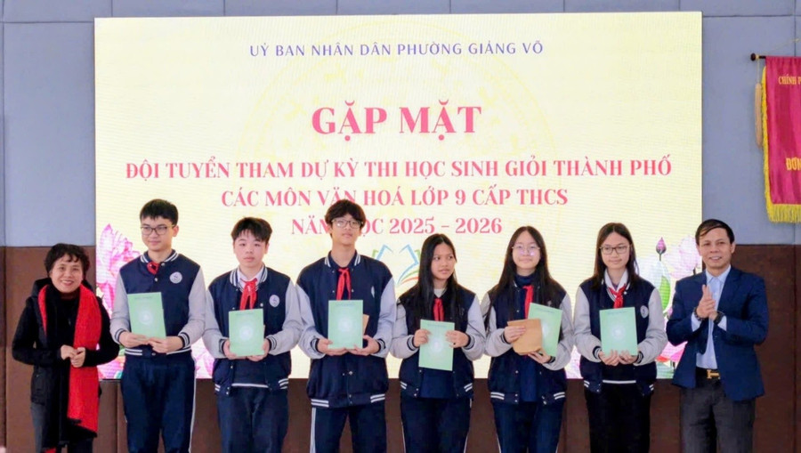 Ông Phạm Thanh Hà - Trưởng phòng Văn hóa Xã hội phường Giảng Võ trao quà cho các học sinh (Ảnh TL).