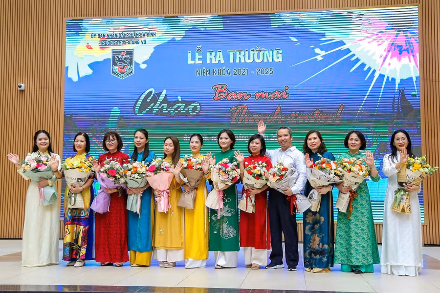 Những bó hoa tươi thắm thay lời tri ân được học sinh gửi tặng thầy cô nhân lễ ra trường.