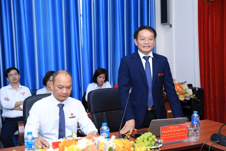 Assoc. Prof. Dr. Pham Xuan Khanh - Principal of the School spoke at the meeting. NGƯT. TS Phạm Xuân Khánh – Hiệu trưởng Nhà trường phát biểu tại buổi làm việc.