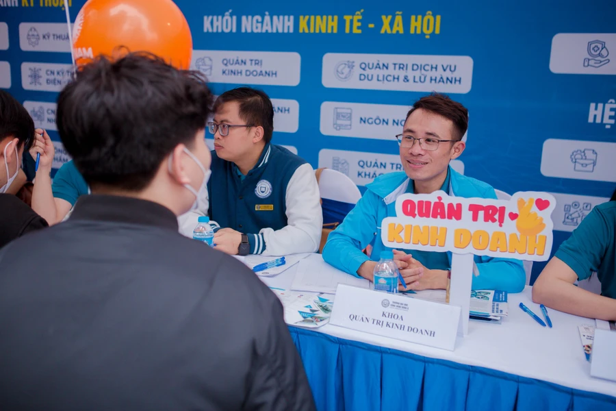 Tổ hợp xét tuyển và ngành học đa dạng tăng cơ hội cho thí sinh.
