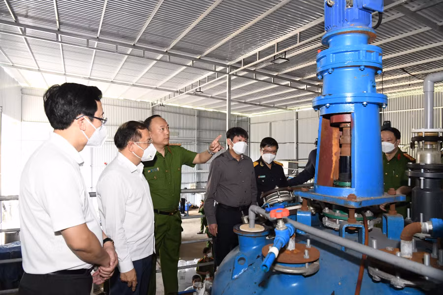 Lực lượng chức năng kiểm tra nơi sản xuất trái phép ma túy của ông trùm người Đài Loan (Trung Quốc).