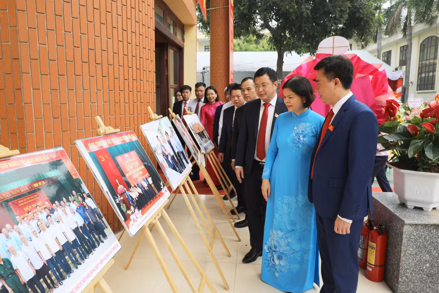 Phó Bí thư Tỉnh ủy Bắc Ninh cùng các đại biểu tham quan khu trưng bày thành tựu phát triển kinh tế - xã hội phường Phù Khê.