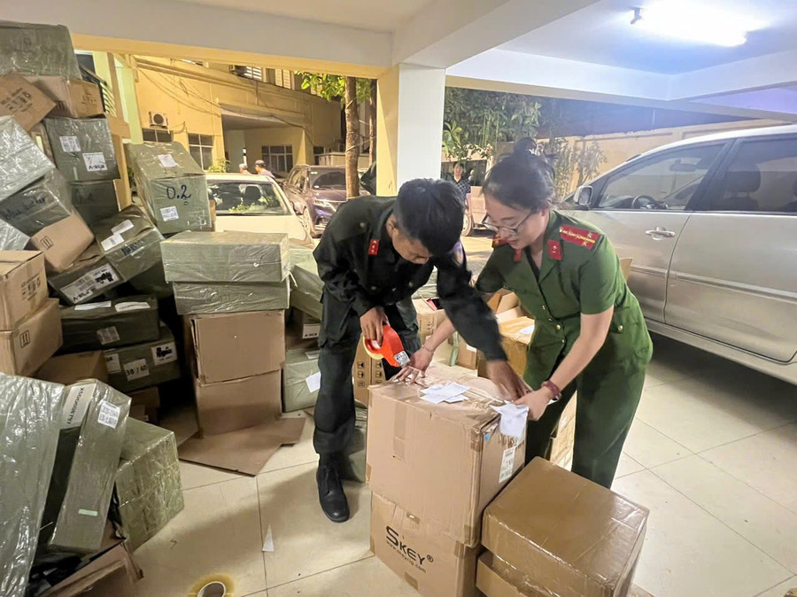 Công an kiểm tra số hàng hóa. z6834606014742-6ac66ce7fbae04a8ea0130060446e2a5.jpg