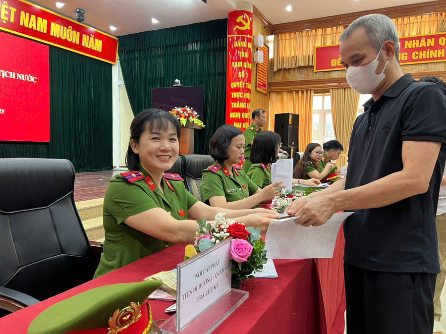 Cán bộ công an làm thủ tục cho phạm nhân được đặc xá sáng 1/9.