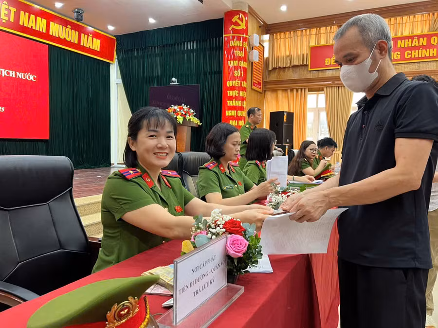 Cán bộ công an làm thủ tục cho phạm nhân được đặc xá sáng 1/9.