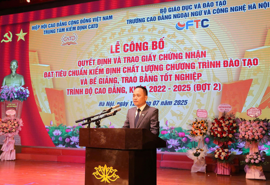ThS. Nguyễn Duy Hân - Phó Hiệu trưởng Trường Cao đẳng Ngoại ngữ và Công nghệ Hà Nội phát biểu tại buổi lễ. tn4.jpg