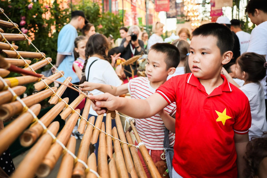 Trải nghiệm chơi đàn T'rưng tại Lễ hội. trai-nghiem-choi-dan-t-rung-tai-le.jpg