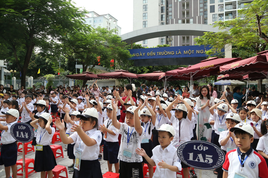 Cô trò hân hoan trong hoạt động trải nghiệm. y-4.jpg