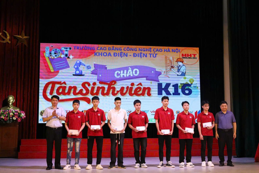 Các tân sinh viên có hoàn cảnh khó khăn và đạt điểm thi cao tại Kỳ thi tốt nghiệp THPT năm 2025 nhận học bổng khuyến khích học tập. h4.jpg