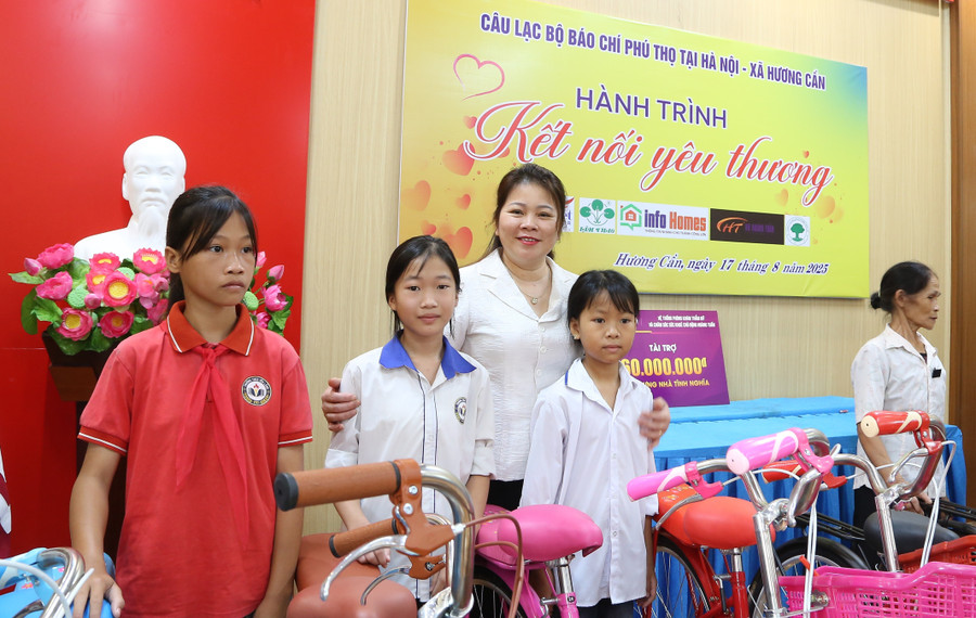 Bí thư Đảng ủy xã Hương Cần Đinh Thị Kiều An động viên các em học sinh nỗ lực trong học tập. a10.jpg