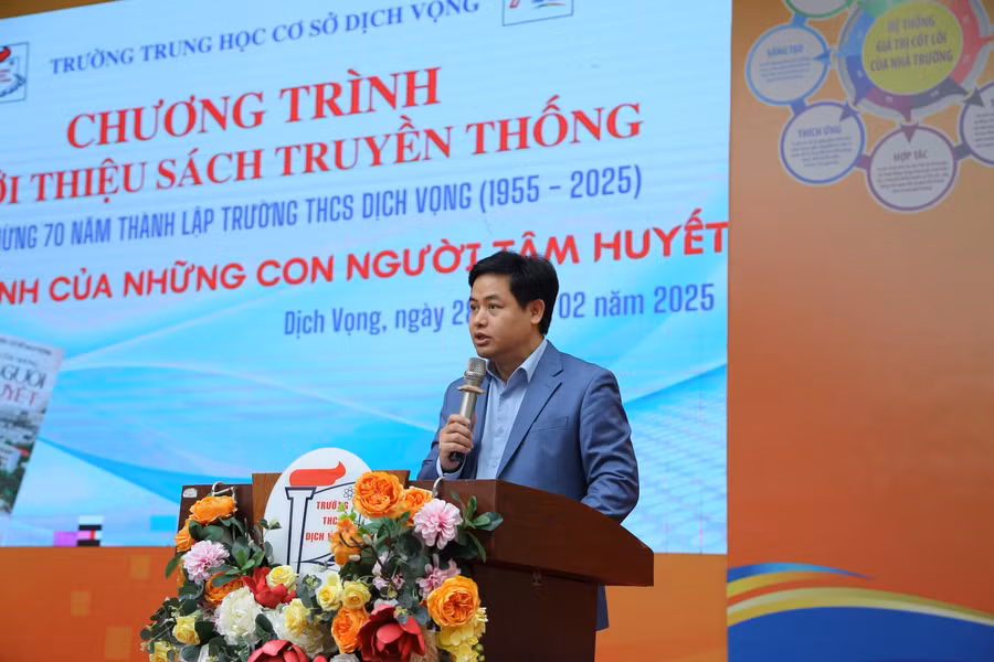 Thầy Lưu Văn Thông - Hiệu trưởng Trường THCS Dịch Vọng phát biểu tại lễ giới thiệu sách.