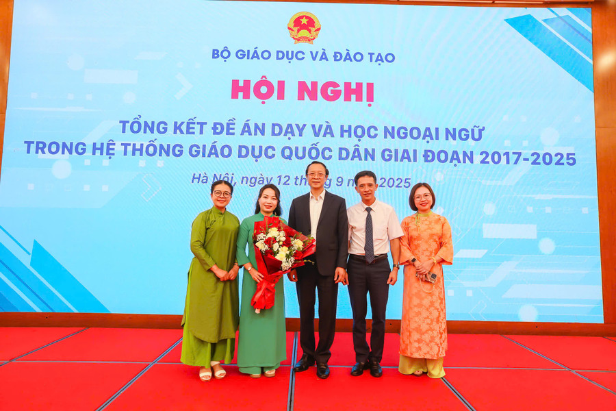 Giáo viên Trường THCS Giảng Võ 2 vinh dự trình bày tham luận và chụp ảnh lưu niệm cùng Thứ trưởng Bộ GD&ĐT Phạm Ngọc Thưởng và đại biểu.