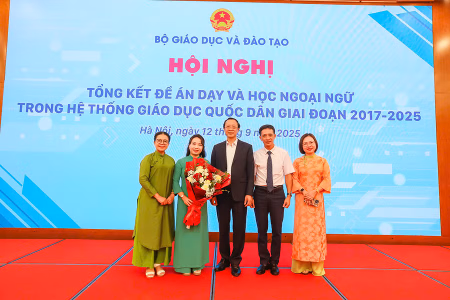 Giáo viên Trường THCS Giảng Võ 2 vinh dự trình bày tham luận và chụp ảnh lưu niệm cùng Thứ trưởng Bộ GD&ĐT Phạm Ngọc Thưởng và đại biểu.