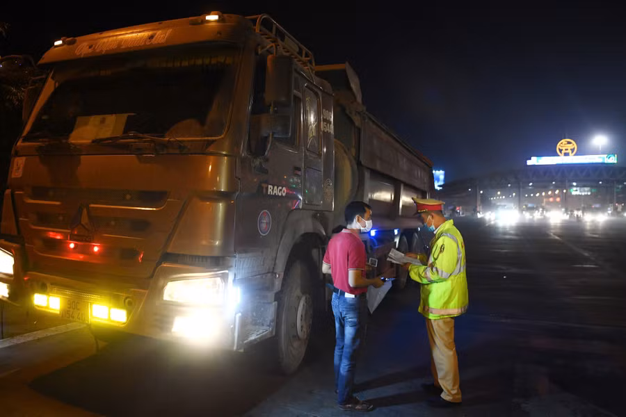 CSGT làm nhiệm vụ.