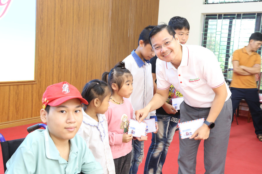 Nhà báo Hoàng Minh Thành - Tổng biên tập Tạp chí Môi trường Giao thông trao quà cho học sinh. y19.jpg