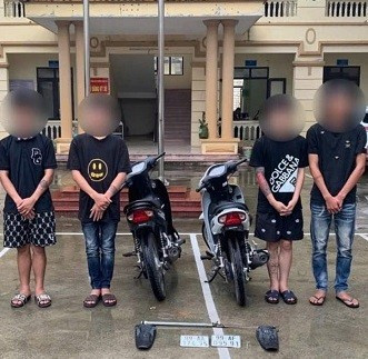 Nhóm thanh. thiếu niên bị bắt giữ.