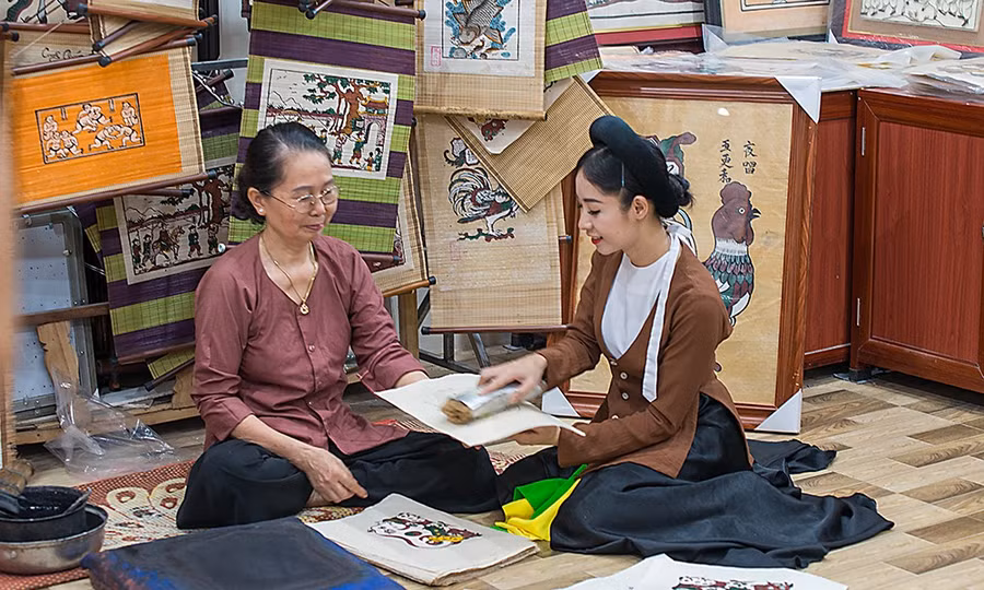 Nghề làm tranh dân gian Đông Hồ được lưu giữ và phát triển. 