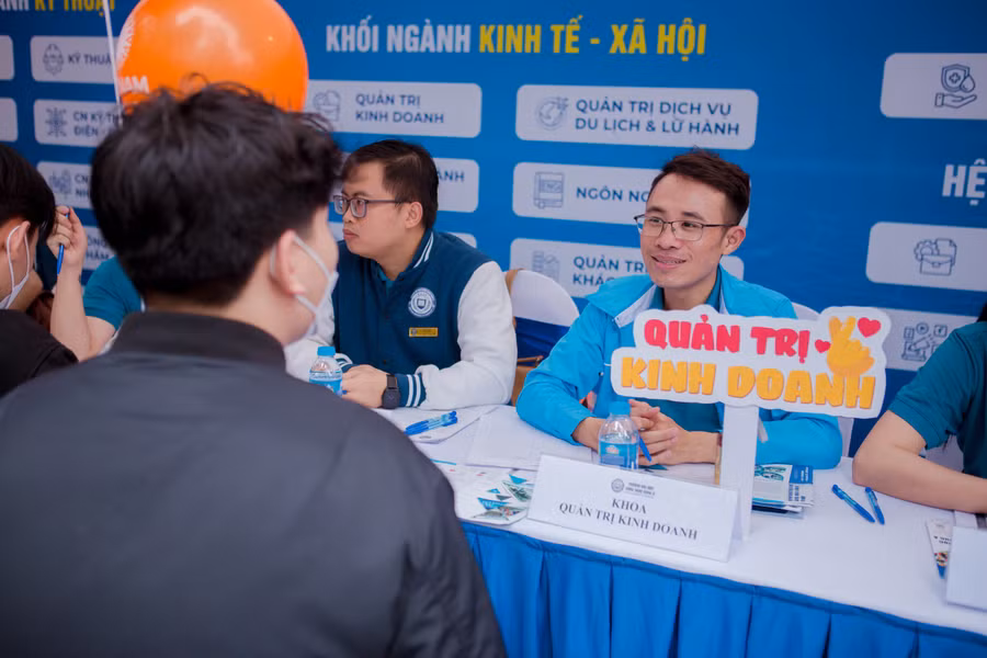 Tổ hợp xét tuyển và ngành học đa dạng tăng cơ hội cho thí sinh.