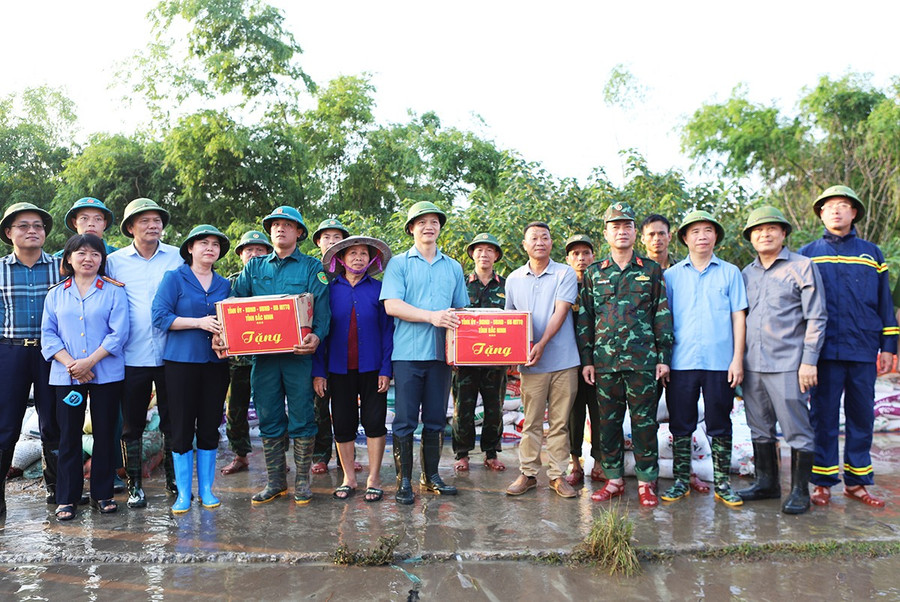 Lãnh đạo tỉnh Bắc Ninh động viên cán bộ, chiến sĩ, lực lượng xung kích và người dân. 