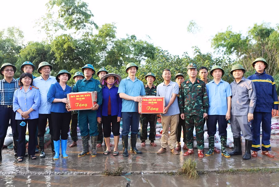 Lãnh đạo tỉnh Bắc Ninh động viên cán bộ, chiến sĩ, lực lượng xung kích và người dân. 