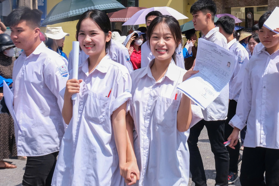 Thí sinh hân hoan hoàn thành bài thi đầu tiên. bg-1.jpg