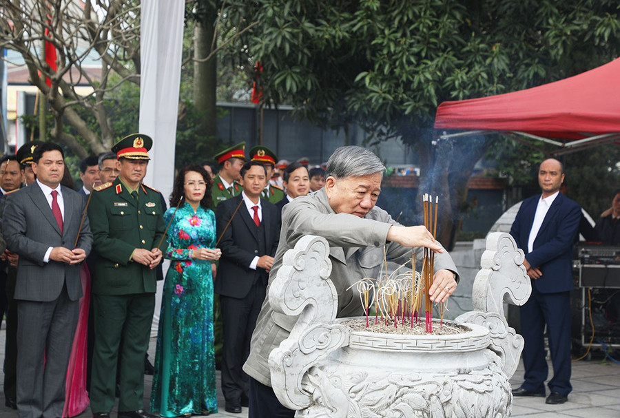 Tổng Bí thư Tô Lâm dâng hương tưởng nhớ Tổng Bí thư Nguyễn Văn Cừ.