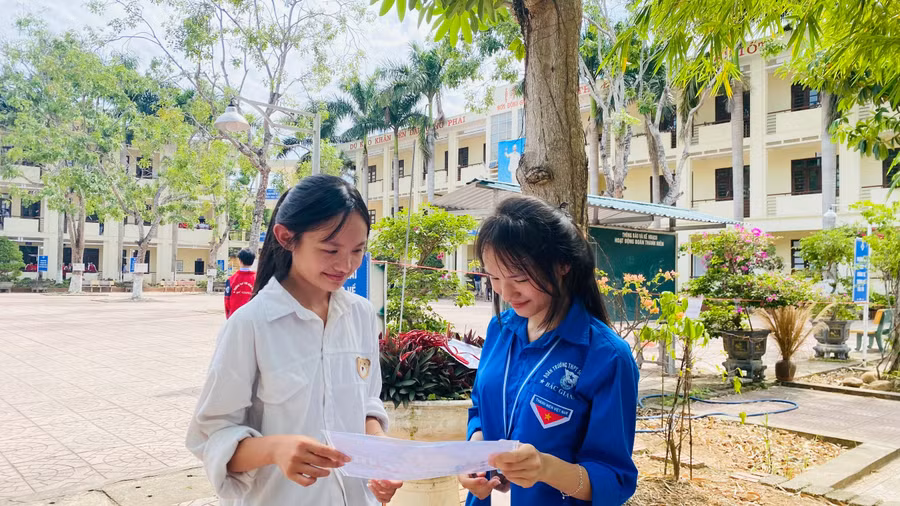 Thí sinh phấn khởi sau khi hoàn thành kỳ thi.