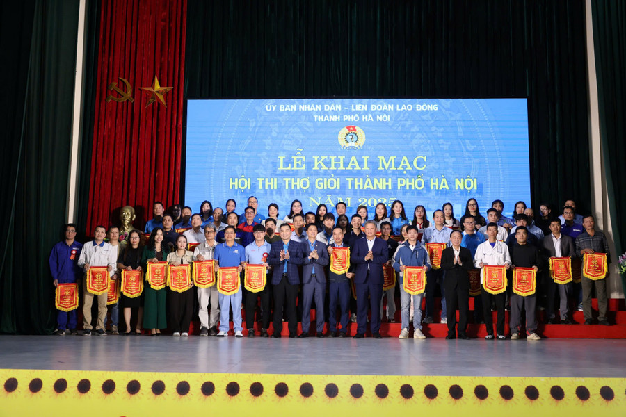 Ban tổ chức Hội thi và đại biểu trao cờ lưu niệm cho các đoàn dự thi. ht-3.jpg