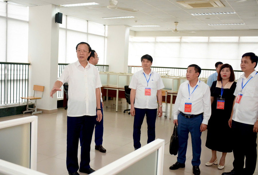 Thứ trưởng Phạm Ngọc Thưởng kiểm tra tại Trường THPT Chuyên Bắc Ninh.