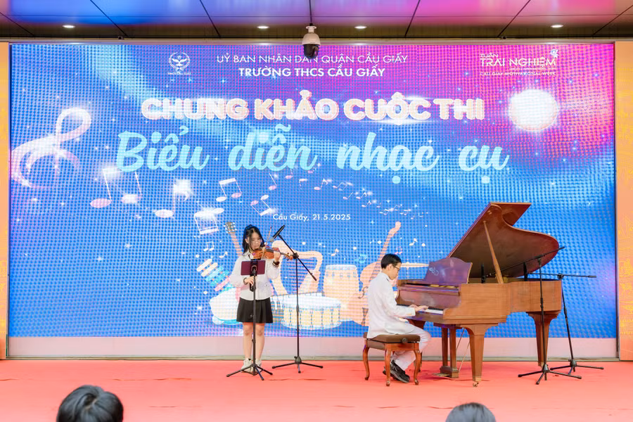 Học sinh THCS Cầu Giấy mang tới những tiết mục đầy cảm xúc, ý nghĩa.