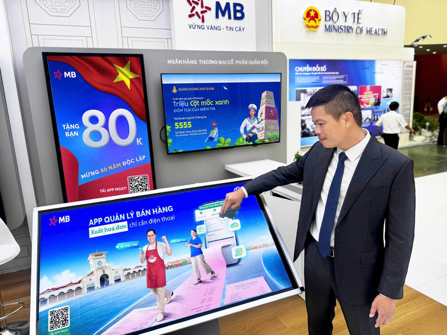 MB giới thiệu các giải pháp tài chính số trong khuôn khổ triển lãm. m3.jpg