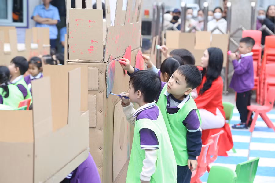 Học sinh thỏa sức sáng tạo qua từng nét vẽ, tạo hình.