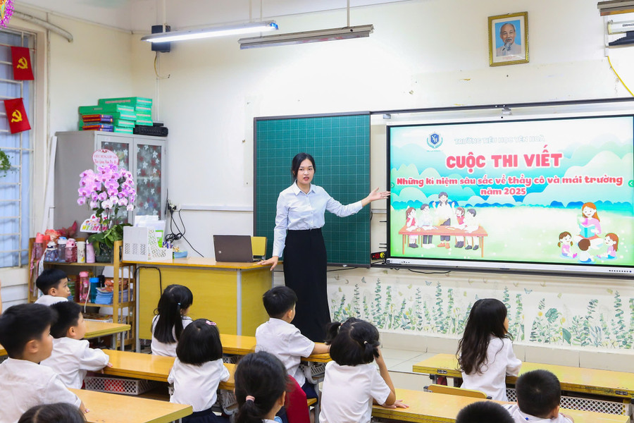 Giáo viên thông tin với học sinh về thể lệ cuộc thi. y4.jpg