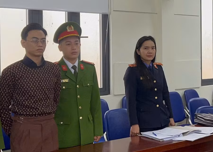 Nguyễn Văn Thiên (ngoài cùng bên trái) lúc bị bắt. Ảnh: CACC