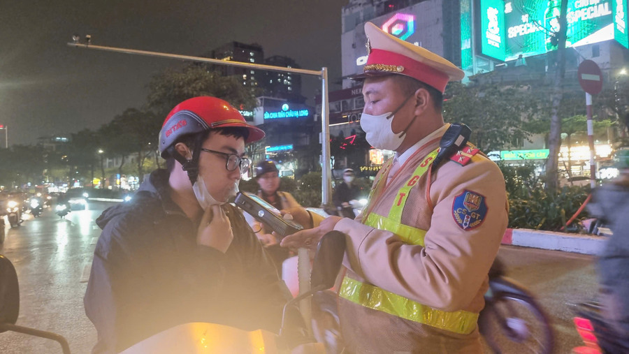 CSGT kiểm tra nồng độ cồn lái xe. Ảnh: TG