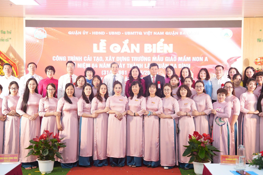 Lãnh đạo quận Ba Đình và các đại biểu chúc mừng lưu niệm với tập thể cán bộ quản lý, giáo viên Trường Mẫu giáo mầm non A. bd-2.jpg