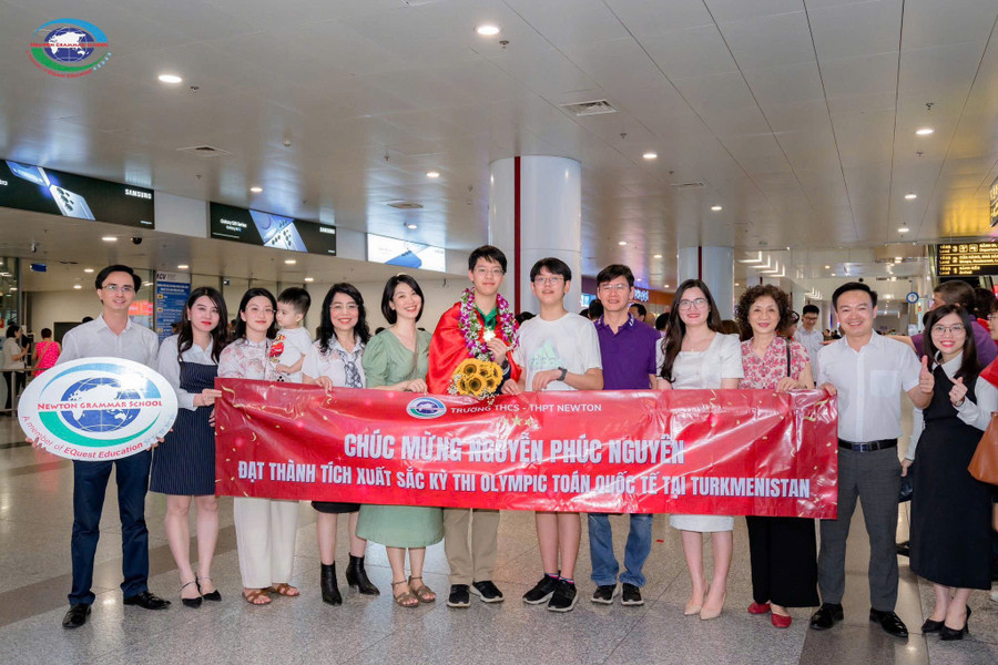 Thầy cô, bạn bè và gia đình chia vui với Nguyễn Phúc Nguyên. newton-3.jpg