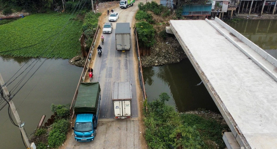 Mực nước sông Ngũ Huyện Khê dâng cao hơn đáy dầm thép cầu tạm - cầu Nét.