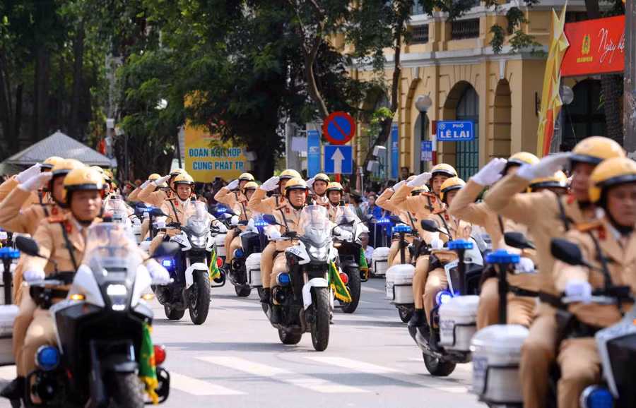 Cảnh sát ra quân thực hiện phân luồng giao thông (Ảnh TL).