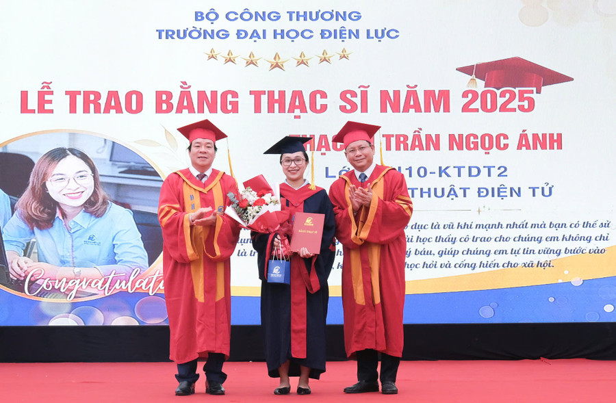 NGƯT. PGS.TS Vũ Đình Ngọ - Chủ tịch HĐT (trái) và PGS.TS Đinh Văn Châu - Hiệu trưởng EPU trao bằng tốt nghiệp cho tân Thạc sĩ Trần Ngọc Ánh.